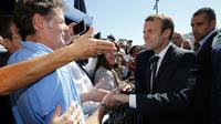 Le président Emmanuel Macron sur le futur site de la voile olympique aux JO-2024, le 21 septembre 2017 à Marseille [JEAN-PAUL PELISSIER / POOL/AFP]