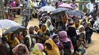 Des réfugiés rohingyas tout juste arrivés attendent leur tour pour être enregistrés dans la ville d'Ukhia, au Bangladesh, le 15 septembre 2017. [DOMINIQUE FAGET / AFP]