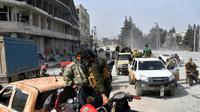 Des supplétifs syriens des forces turques se rassemblent dans la ville d'Afrine, dans le nord-ouest de la Syrie, le 18 mars 2018 [Bulent Kilic   / AFP]