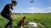 Présentation par l'organisation suisse Redog de l'utilisation de drones aux côtés de chiens pour les missions de sauvetage à Zurich, en Suisse, le 23 août 2017 [Fabrice COFFRINI / AFP]