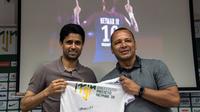 Le boss du PSG Nasser Al-Khelaïfi avec Neymar Senior, lors de la visite de l'Institut de la star parisienne, le 13 mars 2018 à Praia Grande  [NELSON ALMEIDA / AFP]