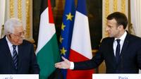 Le président Emmanuel Macron et son homologue palestinien Mahmoud Abbas lors d'une conférence de presse à l'issue de leur rencontre à l'Elysée, le 22 décembre 2017 à Paris. [Francois Mori / POOL/AFP]