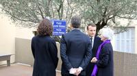 Emmanuel Macron parle avec la veuve de Claude Erignac, Dominique Erignac (à droite), lors de l'hommage au préfet assassiné le 6 février 2018 à Ajaccio [ludovic MARIN / POOL/AFP]