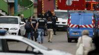 Policiers et pompiers se positionnent autour de l'église de Saint-Etienne-de-Rouvray où a eu lieu une prise d'otages et où un prêtre a été égorgé, le 26 juillet 2016 [CHARLY TRIBALLEAU / AFP]