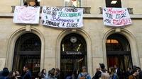 Des étudiants bloquent l'entrée de Sciences Po Paris le 18 avril à Paris en solidarité avec le mouvement de protestation dans les facultés [Bertrand GUAY / AFP]