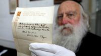 Un juif ultraorthodoxe à Jérusalem tient dans sa main une note écrite par Albert Einstein, le 19 octobre 2017 [MENAHEM KAHANA / AFP]