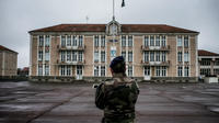 Faute de moyens financiers alloués à leur rénovation et à leur entretien, les bâtiments militaires français se dégradent.