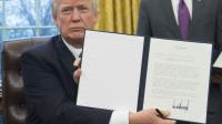 Le président américain Donald Trump présente le document actant le retrait des Etats-Unis du partenariat transpacifique (TPP), à Washington le 23 janvier 2017 [SAUL LOEB / AFP]