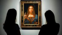 Des employés de Christie's regardent le 22 octobre 2017 à Londres le tableau du peintre italien Léonard de Vinci adjugé 450,3 millions de dollars le 15 novembre 2017 à New York [Tolga Akmen / AFP/Archives]
