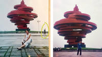 En 2000, les deux adolescents avaient chacun été photographiés, au même endroit et au même moment, devant une gigantesque sculpture rouge. 