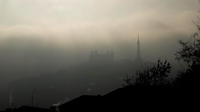 La basilique de Notre-Dame de Fourvière, photographiée sous un nuage de brume et de pollution, à Lyon, en 2016. 