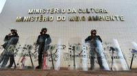 Des membres de la police militaire gardent des bâtiments officiels à Brasilia, le 25 mai 2017 [EVARISTO SA / AFP]