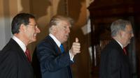 Donald Trump au Capitole avec le chef de file des républicains au Sénat Mitch McConnell et le sénateur John Barrasso, le 28 novembre 2017 [SAUL LOEB / AFP/Archives]