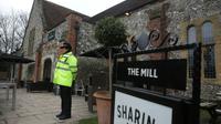 Un policier devant le Mill Pub à Salisbury, dans le sud de l'Angleterre, le 11 mars 2018 [Daniel LEAL-OLIVAS / AFP]