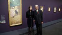 Spencer et Marlene Hays posent près d'un tableau d'Edouard Vuillard, "Les Premiers Pas" (1894), au Musée d'Orsay à paris le 15 avril 2013 [FRANCOIS GUILLOT / AFP/Archives]