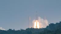 (Archive) Une fusée Ariane 5 décolle du centre spatial aérien de Kourou le 12 décembre 2017, à Kourou, en Guyane française [jody amiet / AFP]