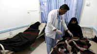 Une yéménite présentant les symptômes du choléra, soignée à Sanaa, le 12 août 2017 [Mohammed HUWAIS / AFP]
