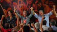 Les ex-présidents brésiliens Luis Inacio Lula da Silva (à droite) et Dilma Rousseff (à gauche) et la senatrice Gleisi Hoffman (au centre) pendant un meeting du Parti des travailleurs pour lancer la candidature de Lula, le 25 janvier 2018 à Sao Paulo [Nelson Almeida / AFP]