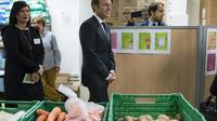 Emmanuel Macron visite un centre des Restos du Coeur, à Paris, le 21 novembre 2017 [Ian LANGSDON / POOL/AFP]