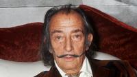 Le peintre espagnol Salvador Dali, le 13 décembre 1972 à Paris [STF / AFP/Archives]
