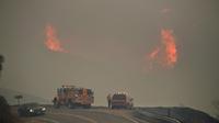 Des pompiers observent un incendie à Ojai, le 8 décembre 2017 en Californie [FREDERIC J. BROWN / AFP]