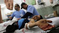 Des médecins traitent un Palestinien blessé dans un hôpital de Rafah, une localité du sud de la bande de Gaza cible de raids aériens israéliens, le 17 février 2018 [Said KHATIB / AFP]