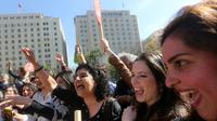 Des militants pro-avortement manifestent leur joie devant le tribunal Constitutionnel, le 21 août 2017 à Santiago au Chili [CLAUDIO REYES / AFP]