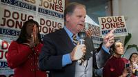 Le candidat démocrate au Sénat dans l'Etat de l'Alabama Doug Jones lors de la campagne électorale à Birmingham, Alabama, le 10 décembre 2017 [JIM WATSON / AFP]