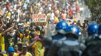 La police sud-africaine charge des étudiants qui manifestent contre l'augmentation des frais de scolarité à Prétoria, le 23 octobre 2015 [MUJAHID SAFODIEN / AFP]