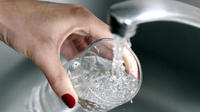 Aux Etats-Unis, 94 % de l'eau du robinet contiendrait des fibres de plastiques, selon Orb Media. 