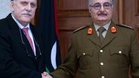 Le maréchal Khalifa Haftar (g) et le chef du gouvernement d'union nationale, Fayez al-Sarraj, le 31 janvier 2016 à Al-Marj [ / Service de presse des forces armées libyennes/AFP/Archives]