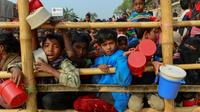 Des enfants réfugiés rohingyas attendent une distribution de nourriture au camp de Thankhali, le 12 janvier 2018 au Bangladesh [Munir UZ ZAMAN / AFP/Archives]
