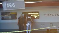 Des enquêteurs examinent un train Thalys à la gare d'Arras, dans le nord de la France, le 21 août 2015 [PHILIPPE HUGUEN / AFP]