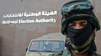 Un soldat monte la garde devant l'Autorité électorale égyptienne, au Caire, fin janvier 2018.