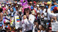 Manifestation de femmes opposées au président du Venezuela Nicolas Maduro le 6 mai 2017 à Caracas [JUAN BARRETO / AFP]