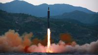 Photo fournie le 14 mai 2017 par l'agence officielle nord-coréenne Kcna d'un tir de missile balistique nord-coréen dans un lieu non précisé [ / KCNA VIA KNS/AFP]