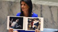 L'ambassadrice US aux Nations Unies, Nikki Haley, montre des photos de victimes lors d'une session au Conseil de sécurité de l'ONU le 5 avril 2017 évoquant une attaque chimique du régime du président syrien Bachar al-Assad tuant des civils en Syrie [TIMOTHY A. CLARY / AFP/Archives]