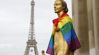 Un drapeau arc-en-ciel posé sur les épaules d'une statue sur le parvis des droits de l'Homme à Paris, le 13 juin 2016 [MATTHIEU ALEXANDRE / AFP/Archives]