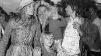 Anna Pallenberg aux côtés de Keith Richard et leurs trois enfants, le 12 mai 1971 à Cannes [STRINGER / AFP/Archives]