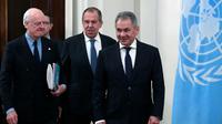 L'émissaire de l'ONU pour la Syrie Staffan de Mistura (g), le ministre russe des Affaires étrangères Sergueï Lavrov (c) et le ministre russe de la Défense Sergueï Shoigu (d), le 21 décembre 2017 à Moscou [Alexander NEMENOV / AFP]