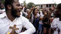 Des fidèles catholiques congolais chantent et dansent lors d'une manifestation pour demander la démission du président Joseph Kabila, le 31 décembre 2017 à Kinshasa [John WESSELS / AFP]