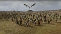 Une armée de Dothrakis surplombée d'un dragon : la guerre fera rage dans la saison 7 de Game of Thrones. 