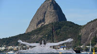 Le street-artiste français JR a installé une nageuse géante dans la baie de Guanabara, à Rio.