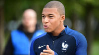 Du haut de ses 18 ans, Kylian Mbappé fait l’unanimité en équipe de France.