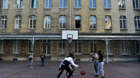 Une photo prise dans la cour d'une lycée de Meudon.