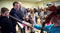 Emmanuel Macron en visite dans une école primaire à Avallon (Yonne), le 23 mars 2017.