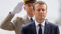 Le président Emmanuel Macron devant la tombe du soldat inconnu, dimanche 14 mai 2017.