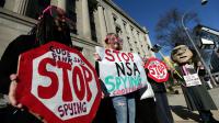 Des activistes protestent contre la surveillance des citoyens par la NSA, devant le département de la Justice, à Washington, le 17 janvier 2014. 