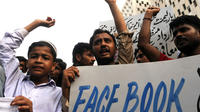 Des Pakistanais manifestent contre la publication de caricatures du prophète Mahomet sur Facebook, le 21 mai 2010, à Karachi. 