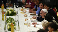 Le pape a déjeuné ce dimanche avec 1 500 pauvres, dans une des salles du Vatican. 